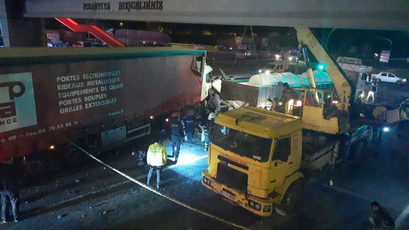Tır ışıklarda bekleyen araçlara çarptı: 1 ölü, 4 yaralı